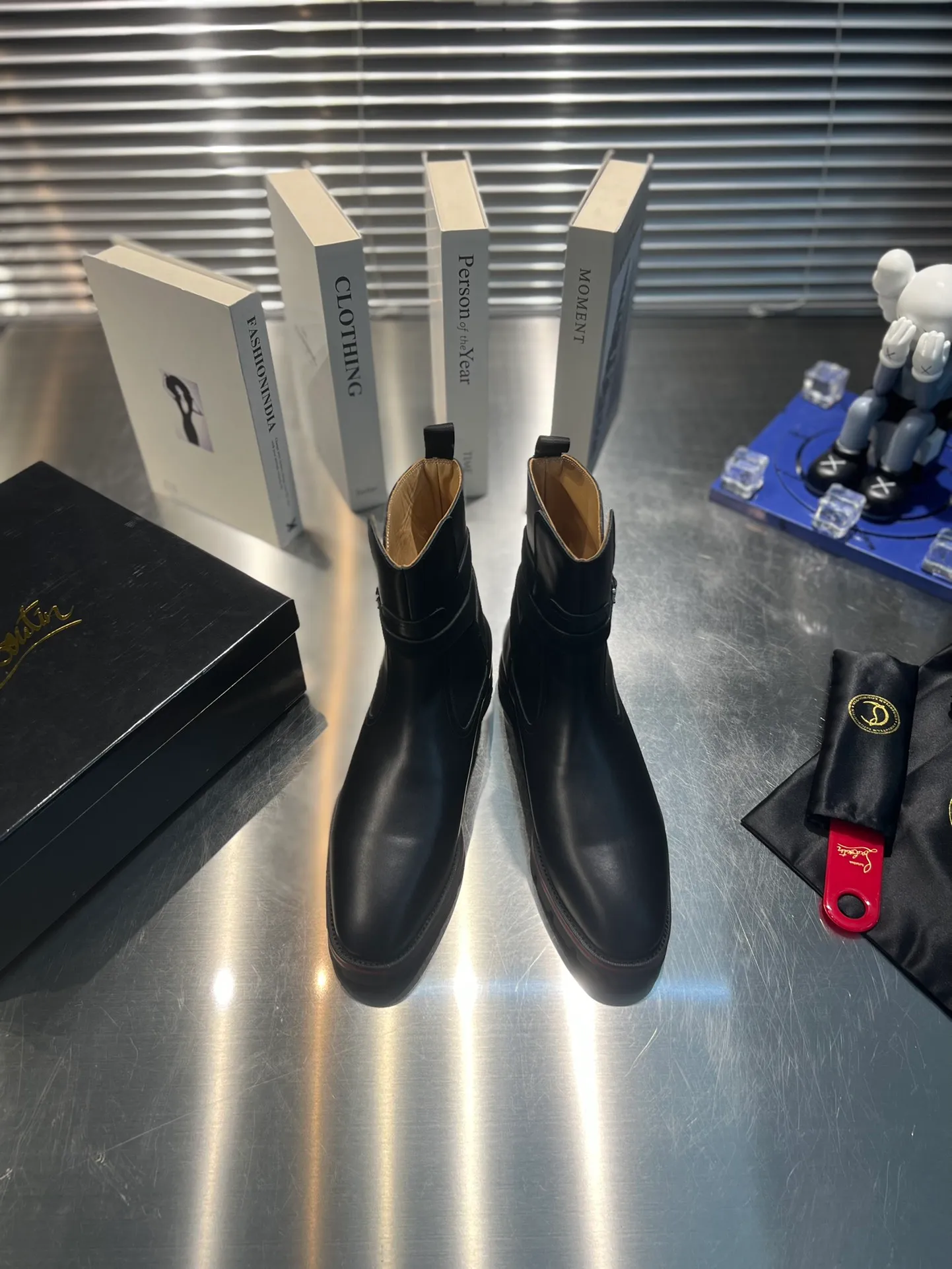 👟👟Ex-factory price 880👟👟 ╔Black cowhide boots with tire soles and front toe nails╗ ·Top version customization·²⁰²²𝐬𝐬 𝑪𝒉𝒓𝒊𝒔𝒕𝒊𝒂𝒏 𝑳𝒐𝒖𝒃𝒐𝒖𝒕𝒊𝒏 ▪️No matter the last shape, fabric, diamonds, nails, lining, outsole, they are as close as possible to ZP... ▪️The original sole is specially provided by the original factory ▪️The lining is imported water-dyed cowhide ▪️Private customization time is about 3-7 days —————— Size: Men's 38M-47M
